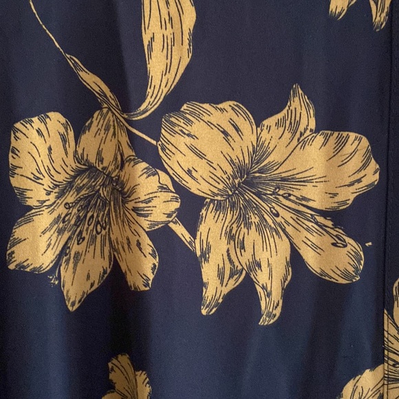 EUC Forever 21 Floral Button Down Chiffon Blouse-Medium - Picture 7 of 9